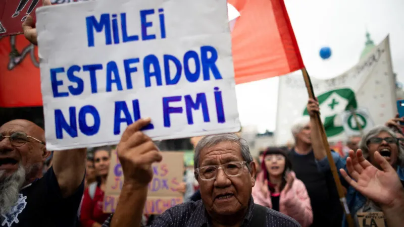Argentina recibe elogios del FMI, pero el rechazo social no cede