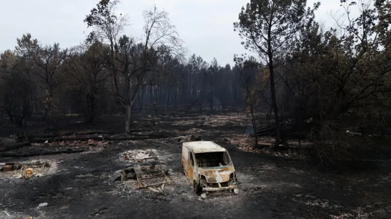En directo: el megaincendio a las afueras de Burdeos sigue estabilizado tras una noche sin propagación de las llamas