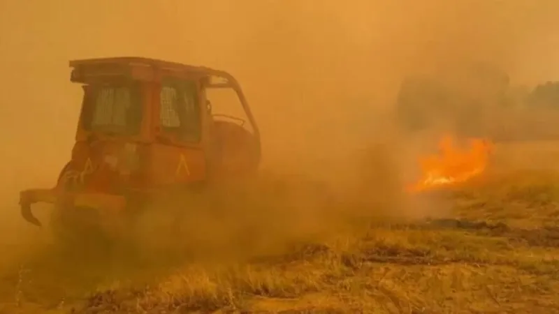 Bomberos trabajan contrarreloj para controlar incendios en España antes de la cuarta ola de calor