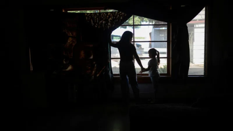 “Instrumentalizan un programa infantil”: ICE detiene a niños y familias tras entrega de datos de agencia de refugiados