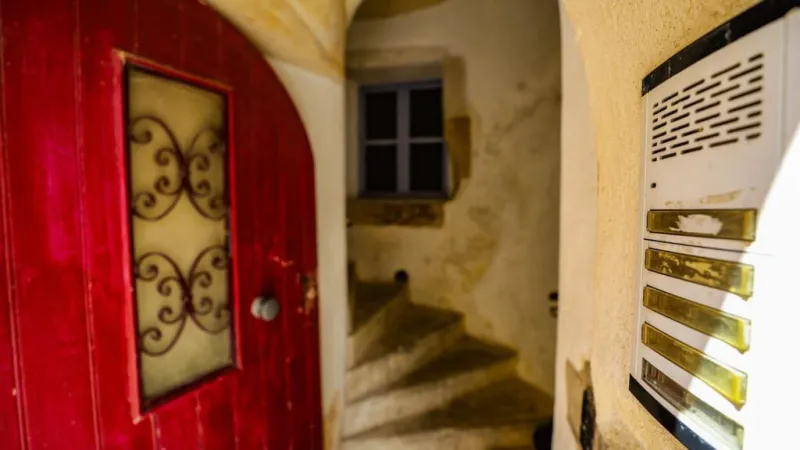 ¿Qué se sabe del hallazgo de los restos de cinco bebés en una vivienda del sur de Francia?