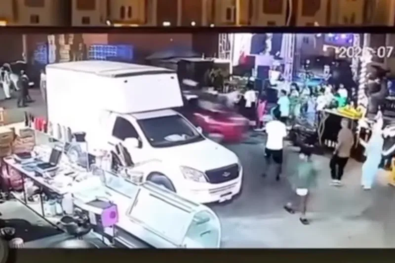 Una mujer atropella a 15 personas en una cafetería en Egipto al confundir el freno con el acelerador mientras aprendía a conducir