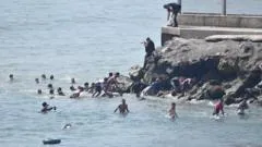 EN VIDEO: el momento en el que cientos de migrantes cruzan a nado la frontera de Marruecos con España