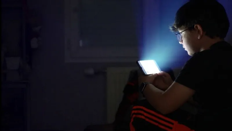 Adolescentes conectados: el desafío de escapar de la adicción al celular