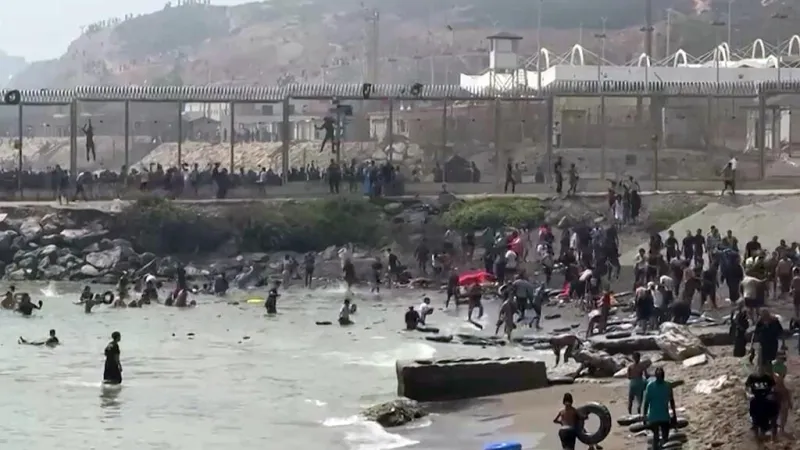En directo: cientos de migrantes cruzan a nado a la española Ceuta; Marruecos busca bloquearlos en la frontera