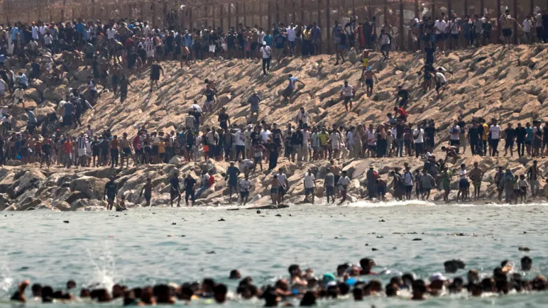 "No hay otra salida" que Ceuta: la avalancha de migrantes de Marruecos que buscan llegar a España