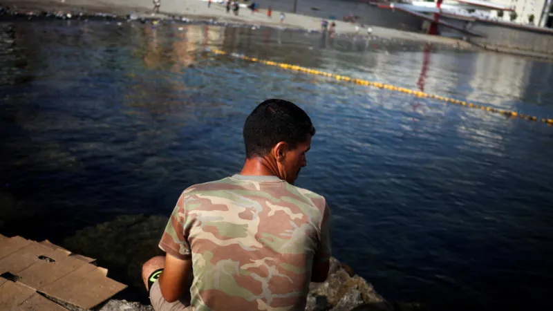 España instala una barrera flotante en Ceuta tras la afluencia de migrantes
