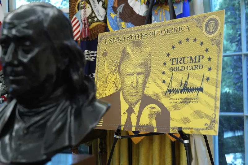 Aeropuertos, billetes, instituciones o el Monte Rushmore: el culto sin precedentes a la imagen de Trump