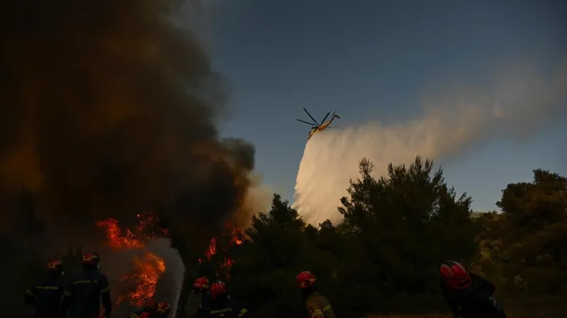 Mueren dos tripulantes tras el choque de dos helicópteros que combatían un incendio en Grecia