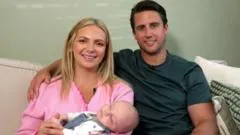 "Un pequeño milagro": cómo una cirugía fetal pionera salvó la vida de un bebé que crecía con sus intestinos fuera de su cuerpo