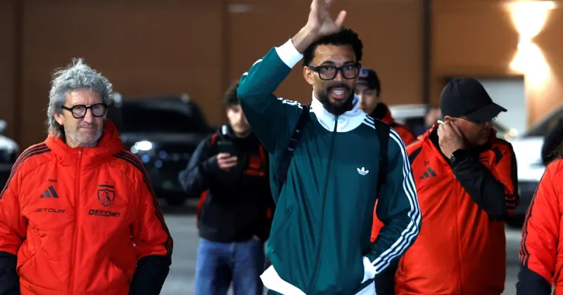 Vozinha, el nuevo rockstar del fútbol: llegó a Chile para sumarse a Colo Colo y fue recibido por una multitud