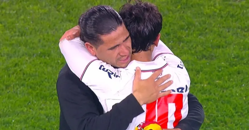 Los Dos Santos y el abrazo que conmovió al fútbol uruguayo: padre e hijo fueron rivales y terminaron llorando juntos tras el partido