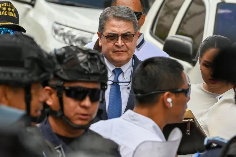 El ex presidente de Honduras Juan Orlando Hernández se declara en "indefensión" al comparecer ante el juez por fraude