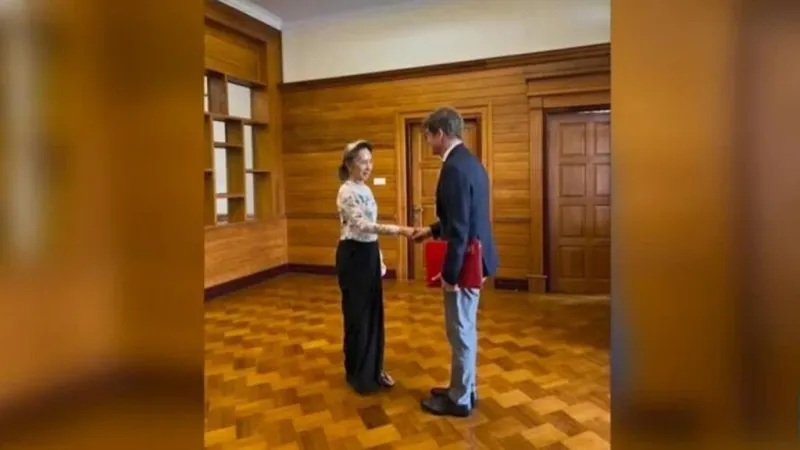 Aung San Suu Kyi se reúne con la Cruz Roja por primera vez desde el golpe militar de 2021