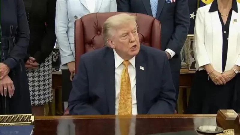 Trump llama "hipócritas" a líderes de Irán y advierte de una "decapitación" si no hay acuerdo