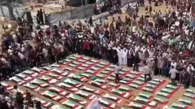 Gaza despide a 112 miembros de una misma familia en el mayor entierro colectivo