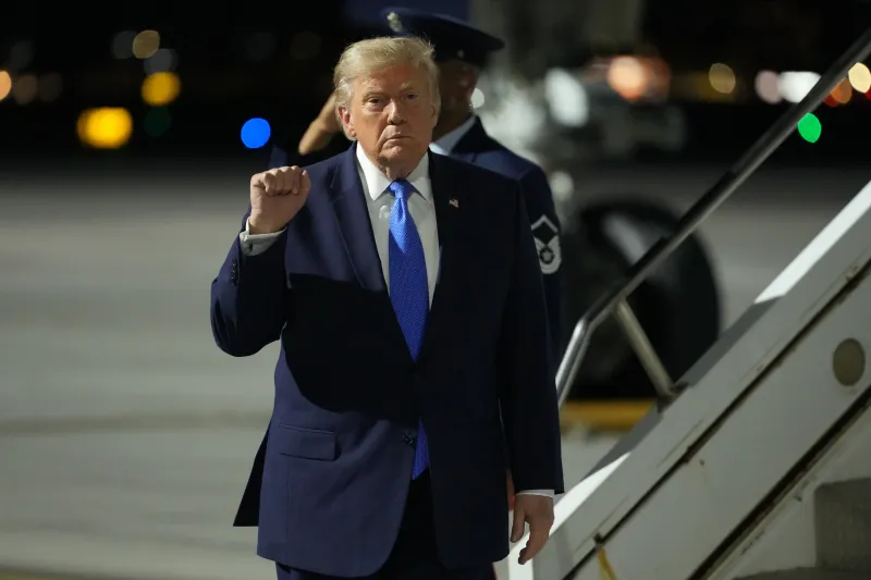 Arrestan a un hombre armado en el club de golf de Trump antes de su visita a Los Ángeles