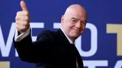 Infantino pide disculpas por "los errores cometidos", pero se mantiene como presidente de la FIFA