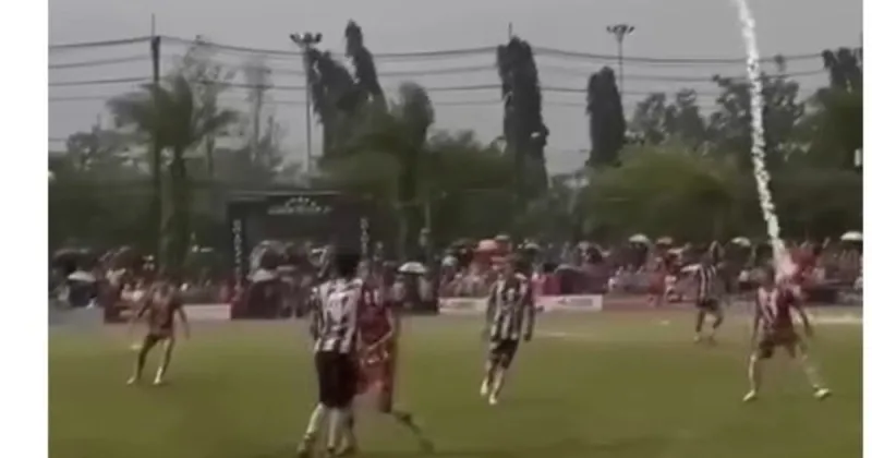 Un futbolista murió tras ser impactado por un rayo en pleno partido: otras 12 personas resultaron heridas