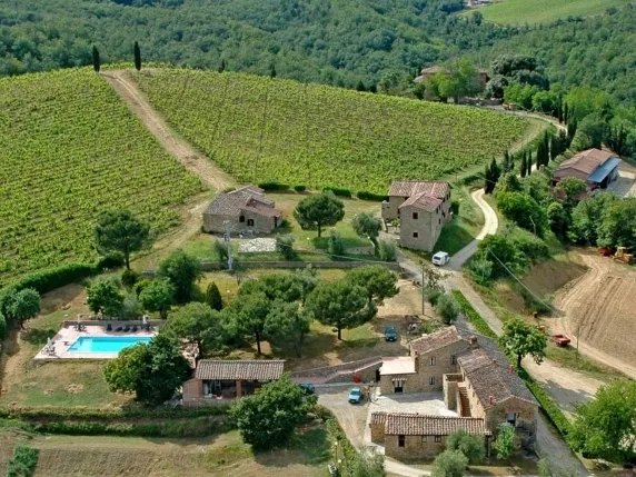 Estafa masiva en Booking: hackeado el perfil de un castillo en Siena para aparentar que se reservaba un inexistente apartamento en Roma