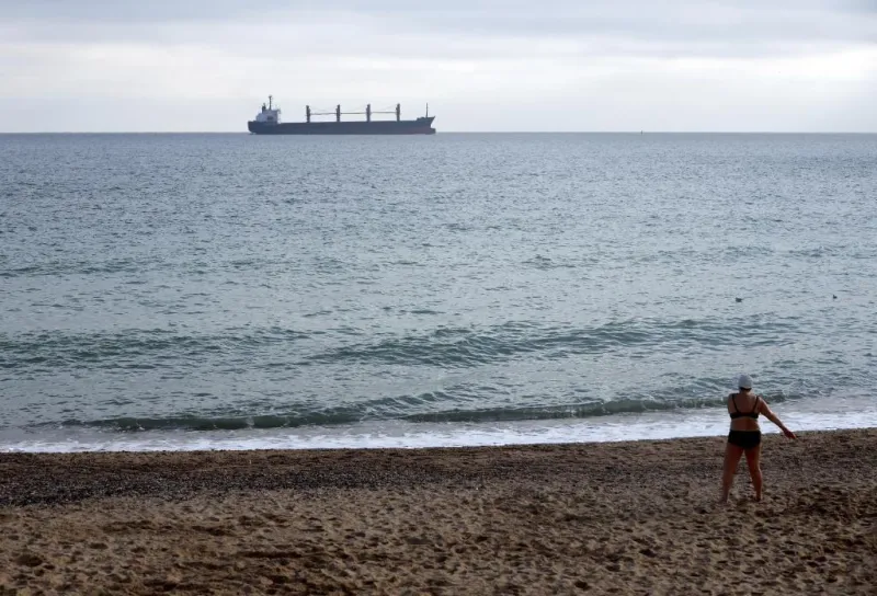 Rusia intensifica la presión sobre las exportaciones ucranianas al atacar un carguero en el mar Negro