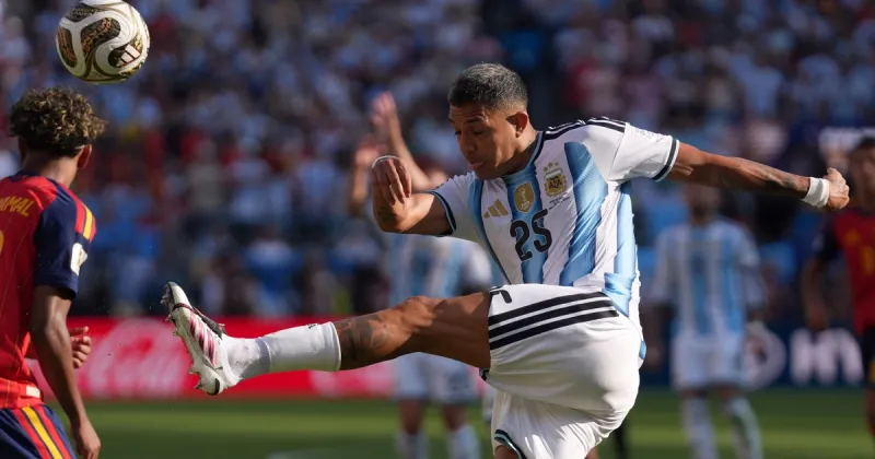 La insólita anécdota de Facundo Medina con un gomero que criticó a la Selección: "Regalaron el Mundial"