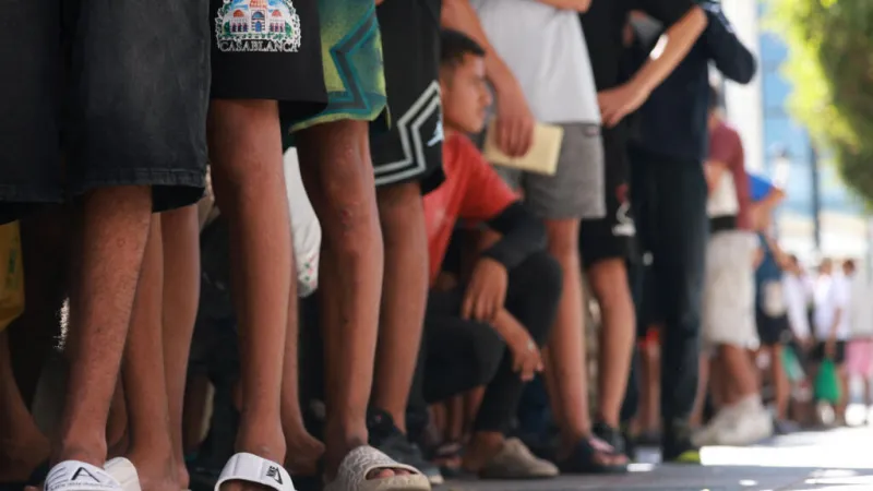 “Ahora somos niños mendigando en la calle”: a una semana de la crisis, menores migrantes en Ceuta esperan un refugio