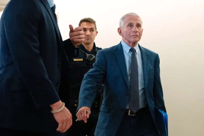 Un comité del Senado vota declarar a Fauci en desacato por negarse a responder sobre el Covid