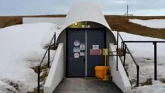 El búnker de la Guerra Fría reconvertido en apartamentos de lujo para "sobrevivir al fin del mundo"