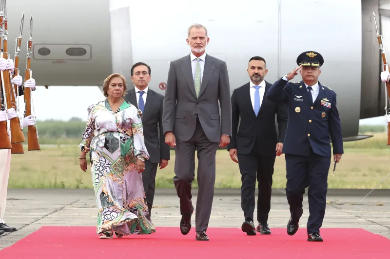 El Rey, recibido con honores a su llegada a Cali para la toma de posesión de Abelardo de la Espriella