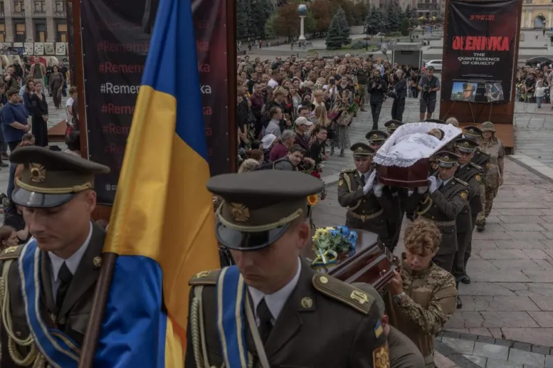 Miles de ucranianos despiden al "recolector de almas", el hombre que murió recuperando los restos mortales de víctimas de la guerra