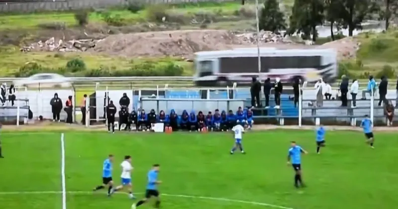 Insólito blooper en el fútbol uruguayo: rechazaron la pelota, cayó en la ruta y provocó un choque