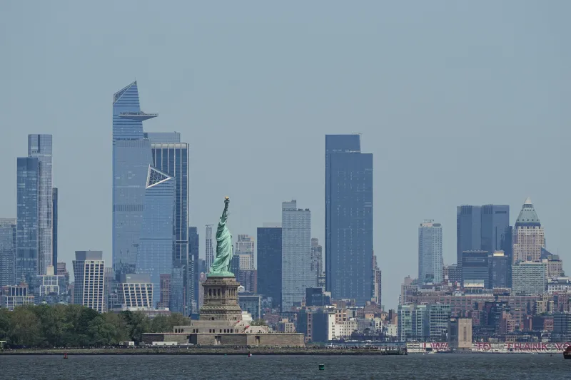 Una mujer y su bebé mueren tras volcar una lancha en el puerto de Nueva York, cerca de la Estatua de la Libertad