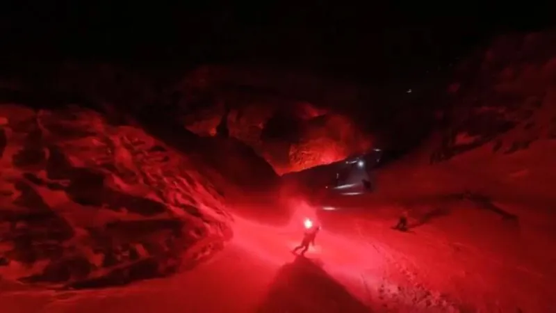 Fuego en la nieve: 120 esquiadores iluminan el Glaciar Martial en la Bajada con Antorchas
