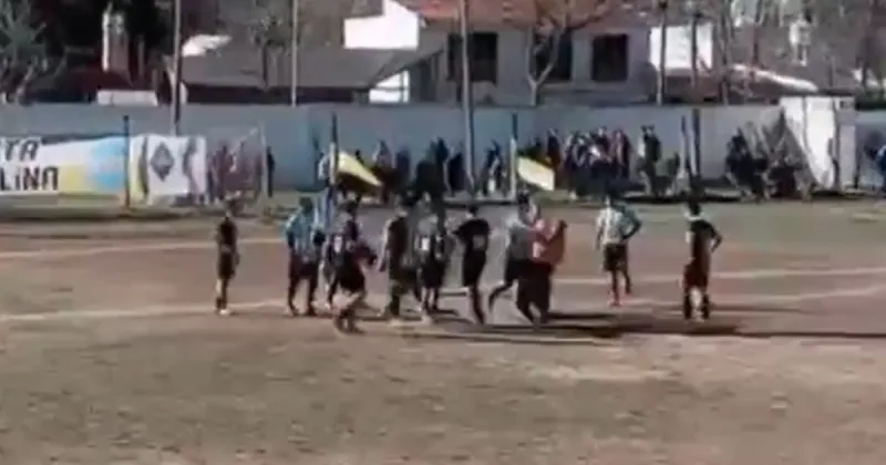 Le sacaron tarjeta roja, le pegó una trompada al árbitro y terminó preso