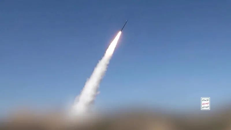 Irán no reabrirá Ormuz sin concesiones de EE. UU.; hutíes lanzan letal ataque en Yemen