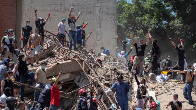 "Hace un momento se oían rasguños”: las horas cruciales en Colombia para hallar vida bajo los escombros