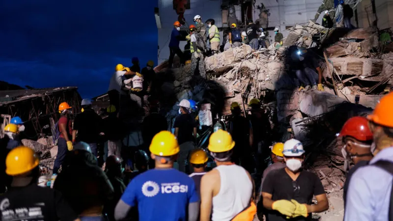 “Si hay alguien con vida, haga ruido”: tras 72 horas del terremoto en Colombia, la esperanza se aferra a los escombros
