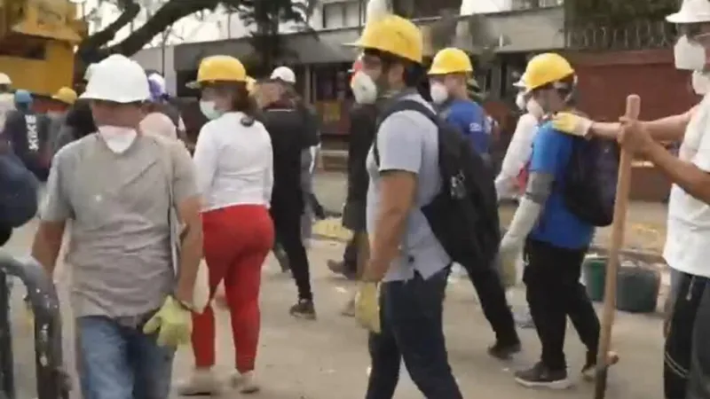 72 horas después del terremoto, rescatistas y perros entrenados buscan sobrevivientes en Cali
