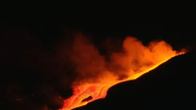 El Monte Etna paraliza Sicilia: vuelos cancelados y miles de turistas varados