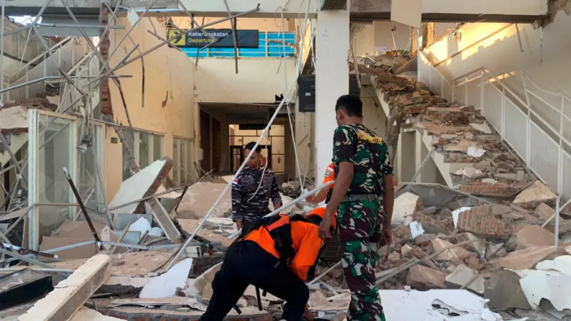 Al menos dos muertos y estructuras derrumbadas tras un poderoso sismo de 7,7 en Indonesia