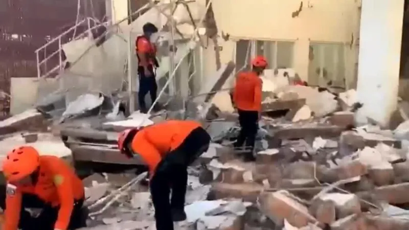Terremoto en Indonesia: rescate a contrarreloj mientras levantan alerta de tsunami