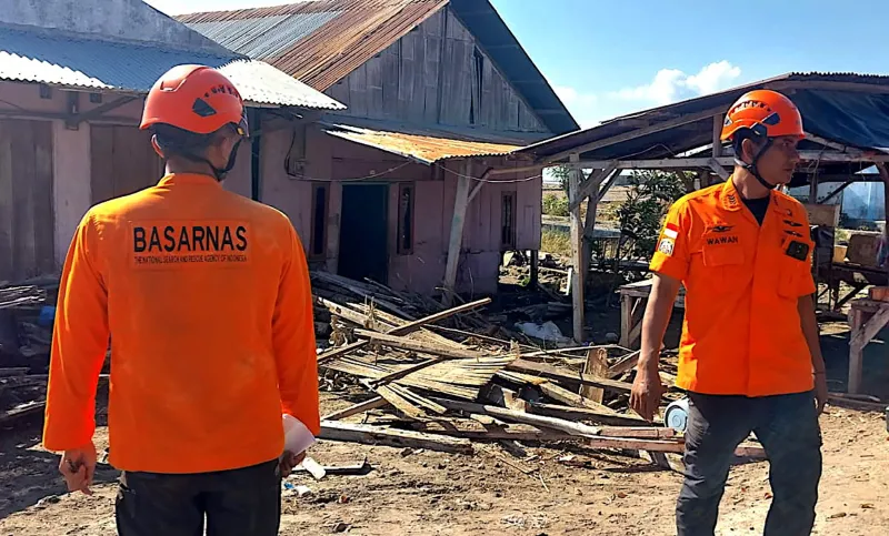 Suben a 51 los muertos tras terremoto de magnitud de 7,7 en Indonesia