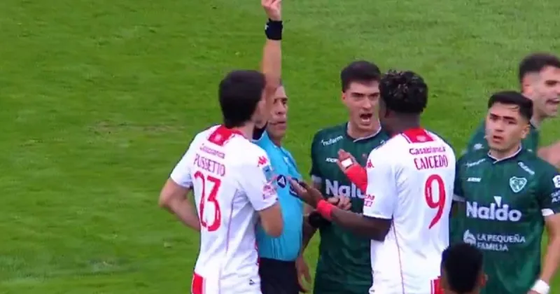 Jordy Caicedo, de la gloria a la expulsión: pegó un cabezazo inexplicable y dejó con 10 a Huracán vs Sarmiento de Junín