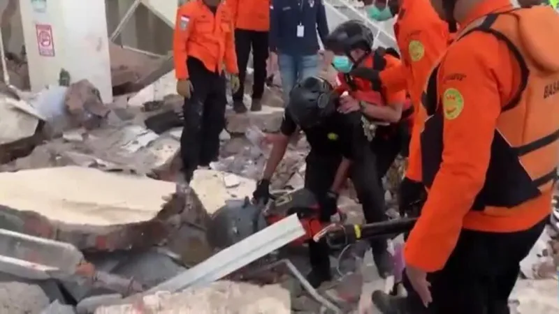 Rescatistas continúan buscando sobrevivientes en los escombros del terremoto de 7,7 en Indonesia