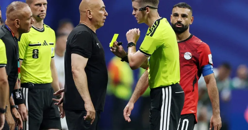 Escándalo con el técnico de Egipto que enfrentó a la Argentina en el Mundial: terminó desmayado mientras se peleaban sus dos esposas