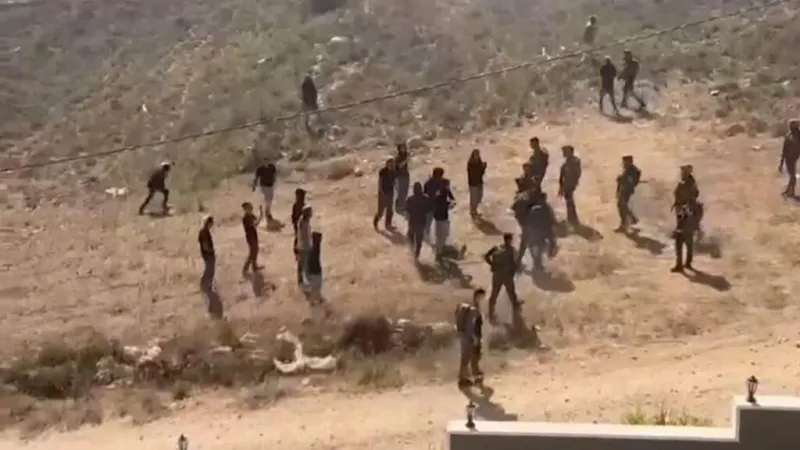 Colonos israelíes asedian hogares palestinos en Qusra, Cisjordania ocupada