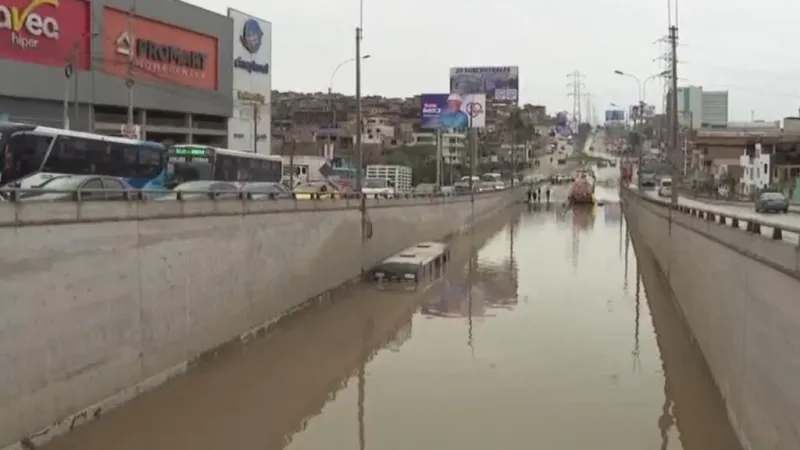 Varios sectores de la capital peruana son afectados por inundaciones