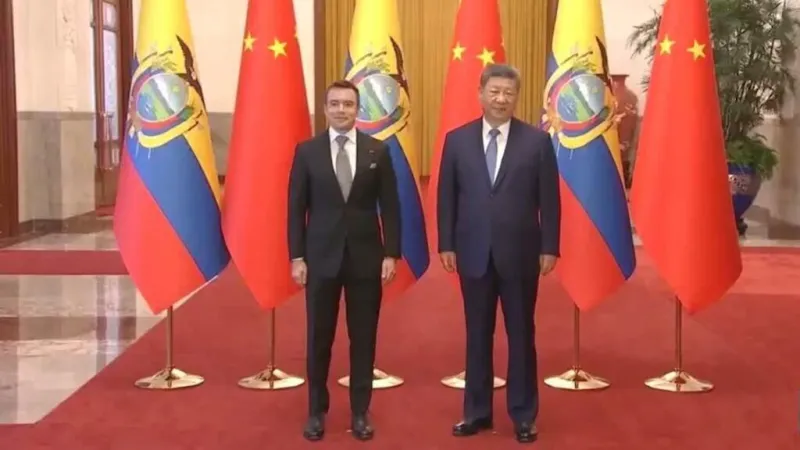 Noboa se reúne con Xi en Beijing en una visita que busca acercar a Ecuador y a China