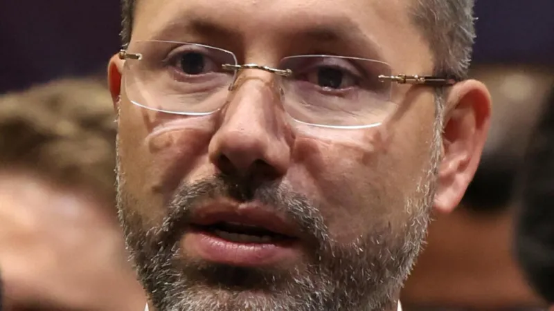 “Nunca han estado abandonados”: ministro de Vivienda se disculpa por controvertido viaje tras terremoto en Colombia